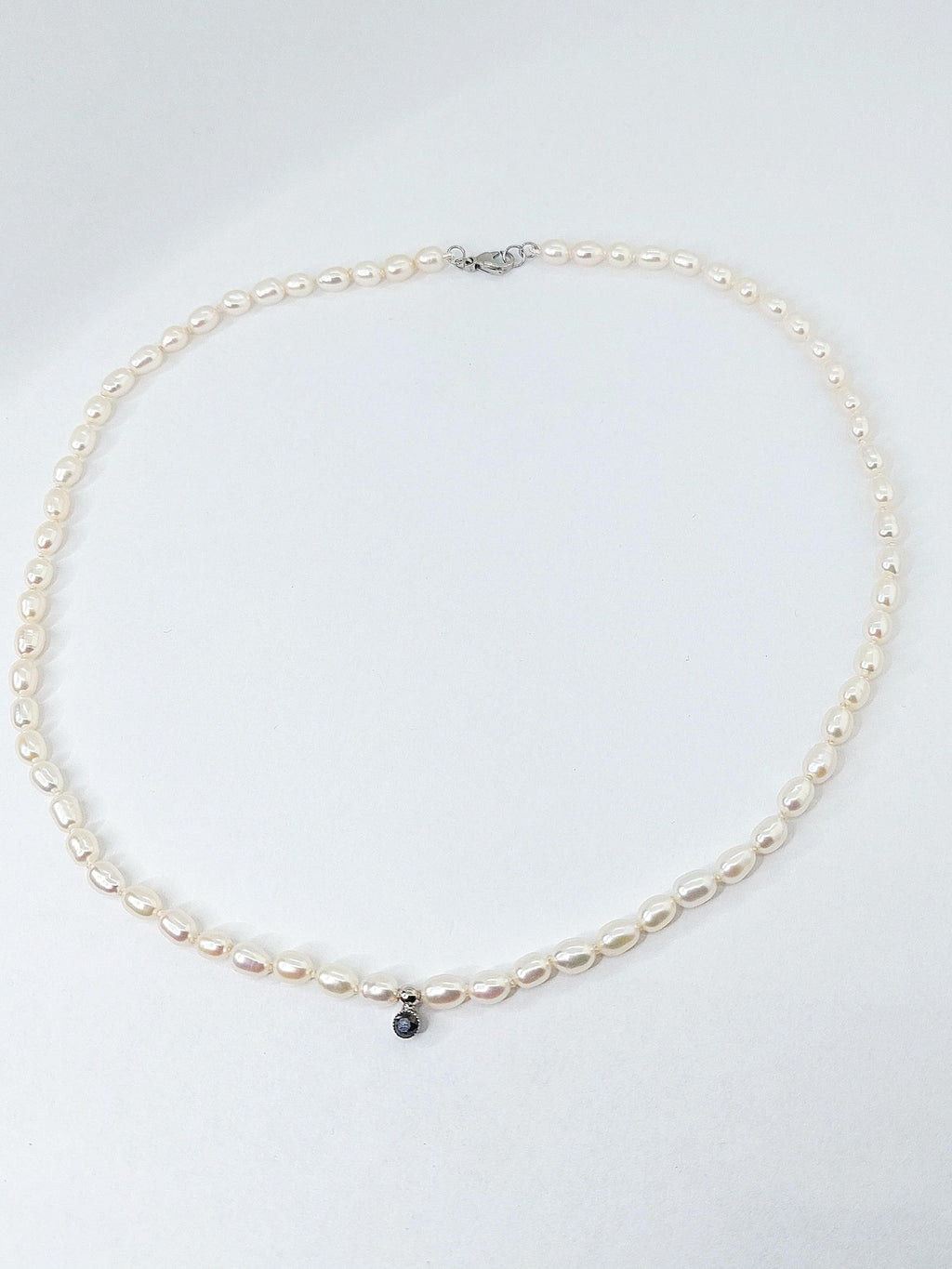 BIANI – perlový náhrdelník s černým diamantem a bílým 14kt zlatem