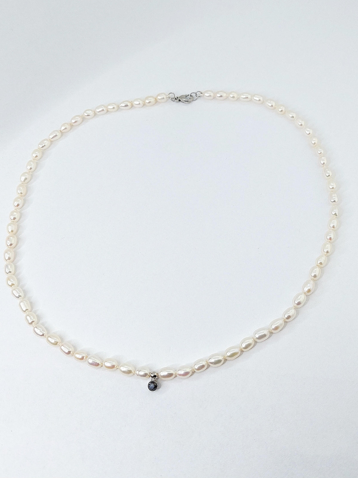 BIANI – perlový náhrdelník s černým diamantem a bílým 14kt zlatem