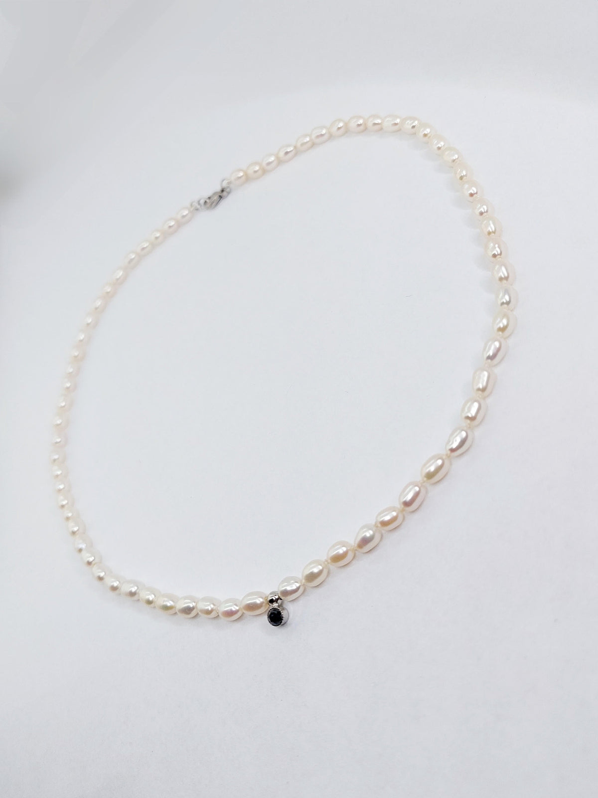 BIANI – perlový náhrdelník s černým diamantem a bílým 14kt zlatem