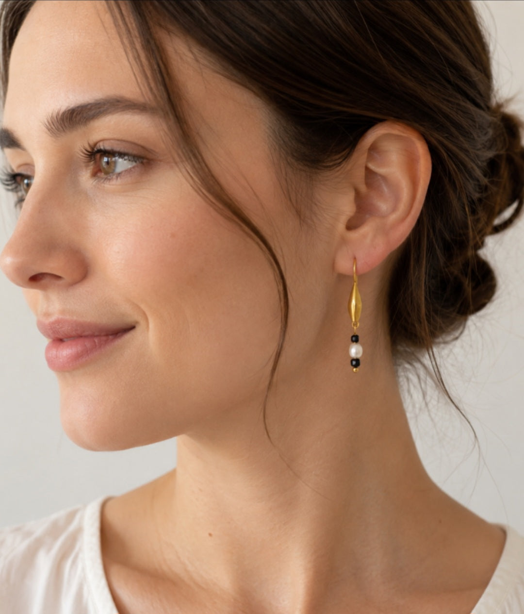 Zlaté náušnice CLAUDIE perly a černý spinel