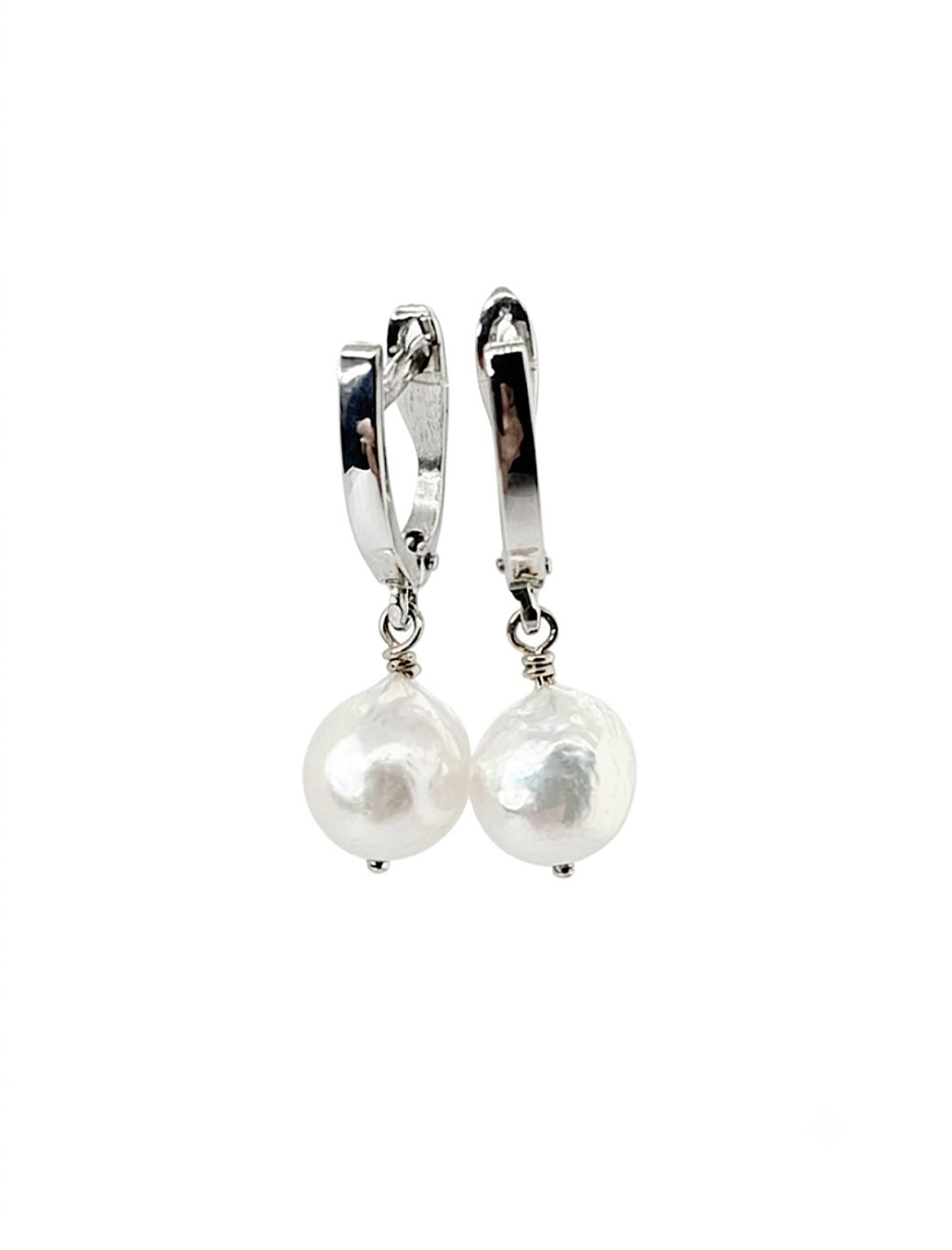 Elegantní náušnice z 14kt bílého zlata s pravými mořskými Akoya perlami AAA+ o velikosti 8,4 mm s vysokým leskem.