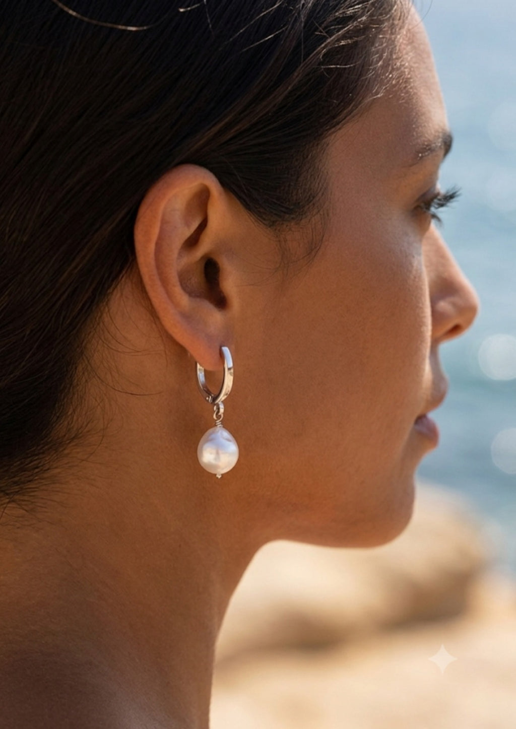 Elegantní náušnice z 14kt bílého zlata s pravými mořskými Akoya perlami AAA+ o velikosti 8,4 mm s vysokým leskem.