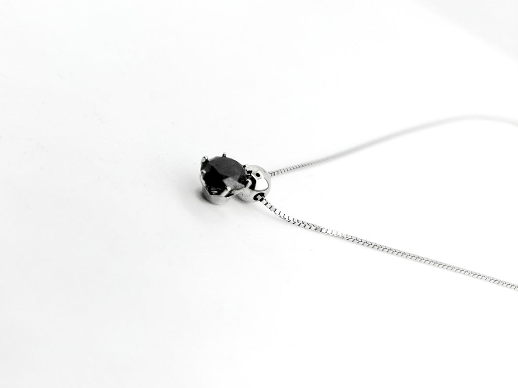Modelový náhrdelník DEERA z bílého 14kt zlata s černým diamantem 0,96 ct