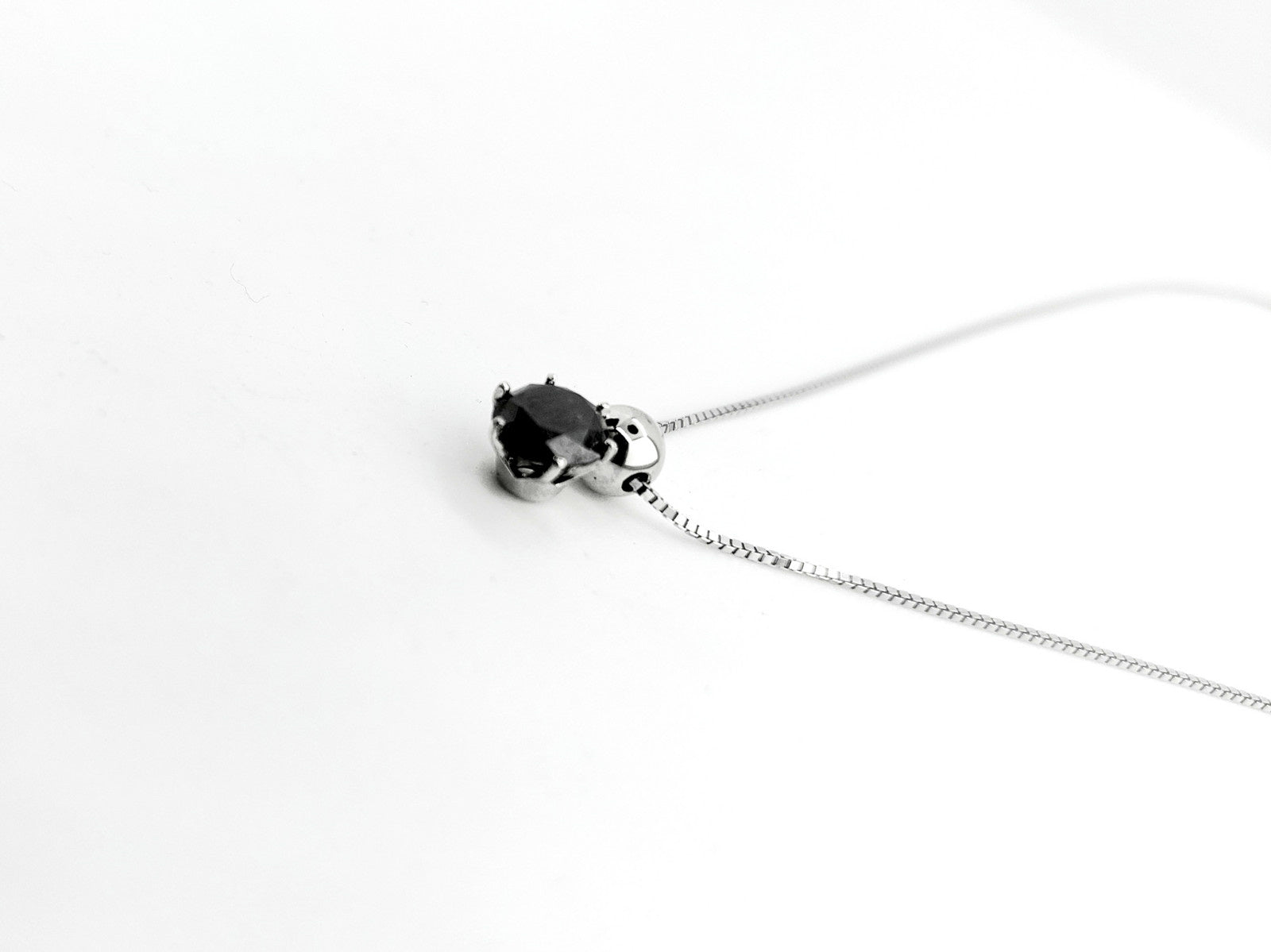 Modelový náhrdelník DEERA z bílého 14kt zlata s černým diamantem 0,96 ct