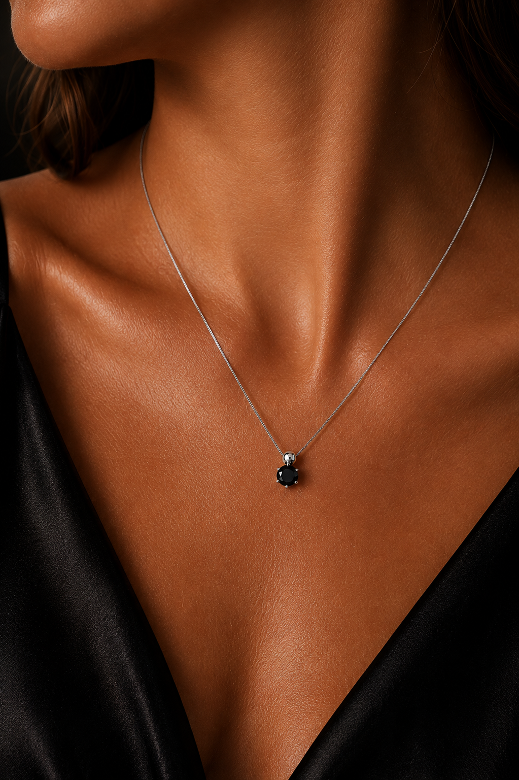 Modelový náhrdelník DEERA z bílého 14kt zlata s černým diamantem 0,96 ct